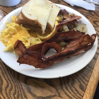 Arnie's Cafe - Eggs with bacon, toast, and potatoes - Breakfast & Brunch Near Me - Warrenton, Oregon