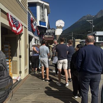 Kone Kompany - A line out the door - Ice Cream & Frozen Yogurt Near Me - Skagway, Alaska