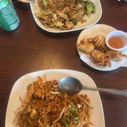 Thai House Restaurant - Pad Se Iw, crab rangoons, & Phad Thai