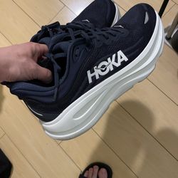 Village Runner - Hoka Bondi 9