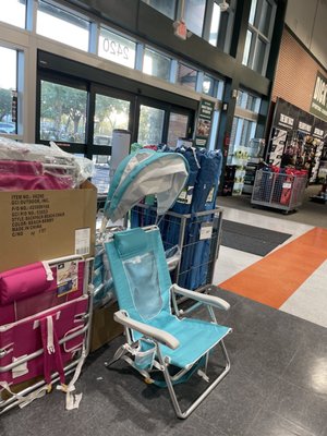 DICK'S Sporting Goods by null