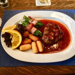 Steakhaus Hacienda - "Cordon Rouge" Fieltsteak mit leckerer Rotwein-Preiselbeeren Sauce.