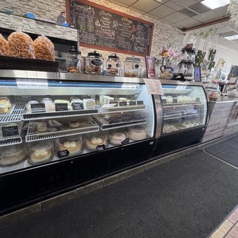 Samaris Sweet Creations - Inside - Custom Cakes Near Me - Mundelein, Illinois