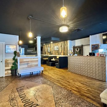 Boomtown Kitchen - 08.30.25 waiting area - American Near Me - New Albany, Indiana