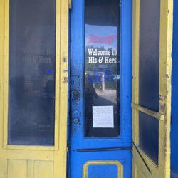 His & Hers Bar & Grill - The entrance