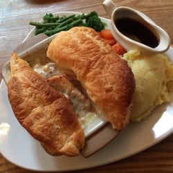 The Gower Inn - My meal at the Gower Inn - Freshly prepared Chicken Pie & Mash.