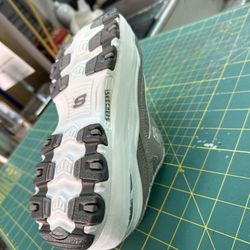 Clarke's Express Shoe Repair - Leg length discrepancy 1" Ortholift on Skecher sneaker
Myshoeguy.com