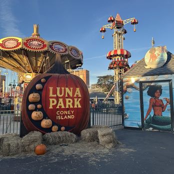 Luna Park - Harvest decor - Amusement Parks Near Me - Brooklyn, New York