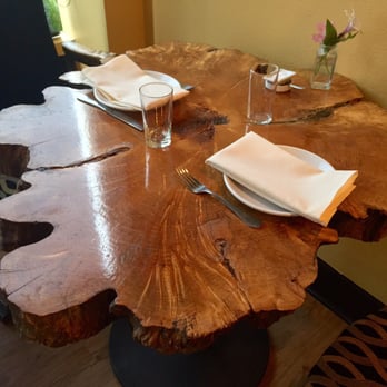 Elements Restaurant - Wood Slab Table at Willem's on Main Restaurant - Breakfast & Brunch Near Me - Vancouver, Washington