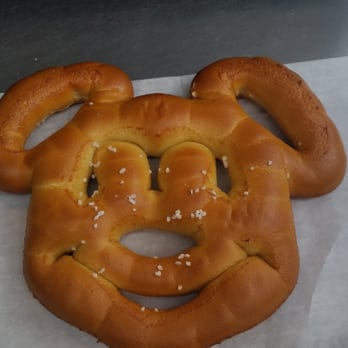 Disneyland's Pretzel Cart - Mmmmm, fresh hot salted goodness - Street Vendors Near Me - Anaheim, California