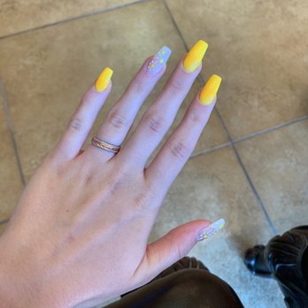 Creative Nail & Spa - Yellow daisy coffin style acrylics - Nail Salons Near Me - Oklahoma City, Oklahoma Creative Nail & Spa - Yellow daisy coffin style acrylics - Nail Salons Near Me - Oklahoma City, Oklahoma