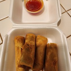 Golden Wall - Egg rolls with sweet & sour sauce.