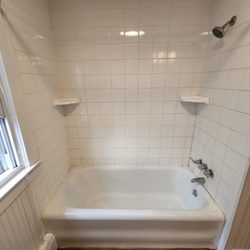 Blazing Glazing - Before, Bathtub and Shower Area, Refinished in Pure White