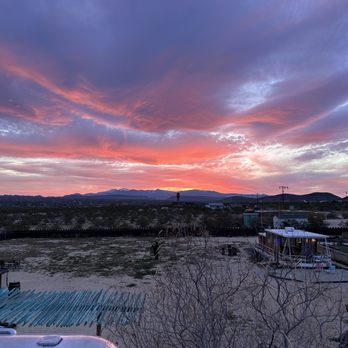 Hicksville Trailer Palace - Awesome sunset from the jacuzzi - Hotels Near Me - Joshua Tree, California