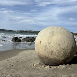 Moeraki Boulders Cafe - Ironic boulders