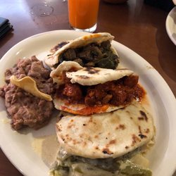 Parador Tomochi - Deliciosas y esponjosas gorditas de harina rellenas de rajas de chile chilaca, asado y carne c chile pasado. Echas a la orden.