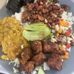 EG's Fritulandia - Arroz y habichuela, carne frita, morcilla, salpicón de pulpo, tostones