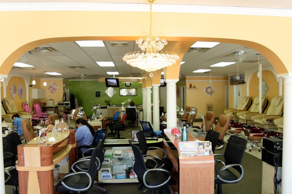 HOLLY NAILS Updated October 2024 22 Photos & 45 Reviews 600 S