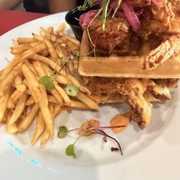 Camarones, pollo y waffles