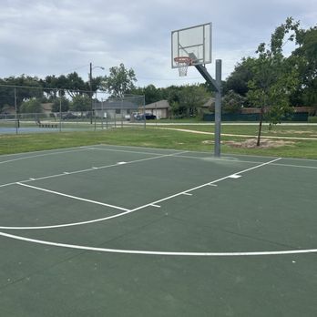 Stella Park - One hoop - Playgrounds Near Me