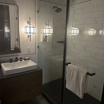 Crossroads Hotel - Bathroom - Hotels Near Me - Kansas City, Missouri