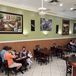 Tony’s Pizza - Dining room