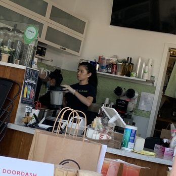 Mr Green Bubble - Employee *not* wearing face covering. - Coffee & Tea Near Me - Oakland, California