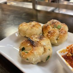 Big Pauly's Wood Fired Pizza - Garlic knots - look at that crust!