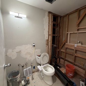 True Solution Construction - Main bathroom before tub to shower conversion - General Contractors Near Me - Fountain Valley, California True Solution Construction - Main bathroom before tub to shower conversion - General Contractors Near Me - Fountain Valley, California