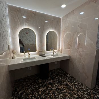 Pearl & Horn - Women's Bathroom- beautiful and very clean - New American Near Me - Pensacola, Florida