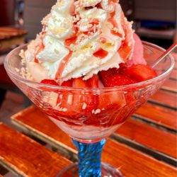 Cero Coffee - Erdbeerbecher / Ice cream with whipped cream and strawberries
