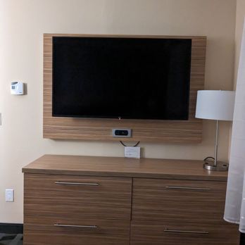TownePlace Suites - TV and dresser - Hotels Near Me - Oakville, Ontario TownePlace Suites - TV and dresser - Hotels Near Me - Oakville, Ontario