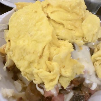 Maple N Jams Cafe - House skillet with potatoes, medium scrambled eggs, sausage, ham, bacon, tomatoes, onions, mushrooms, cheddar and mozzarella cheese. - American Near Me - Burbank, Illinois