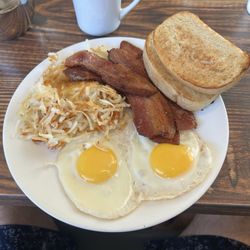 Major's Family Restaurant - Sunny up eggs, hashbrowns and toast. Huge toast pieces.