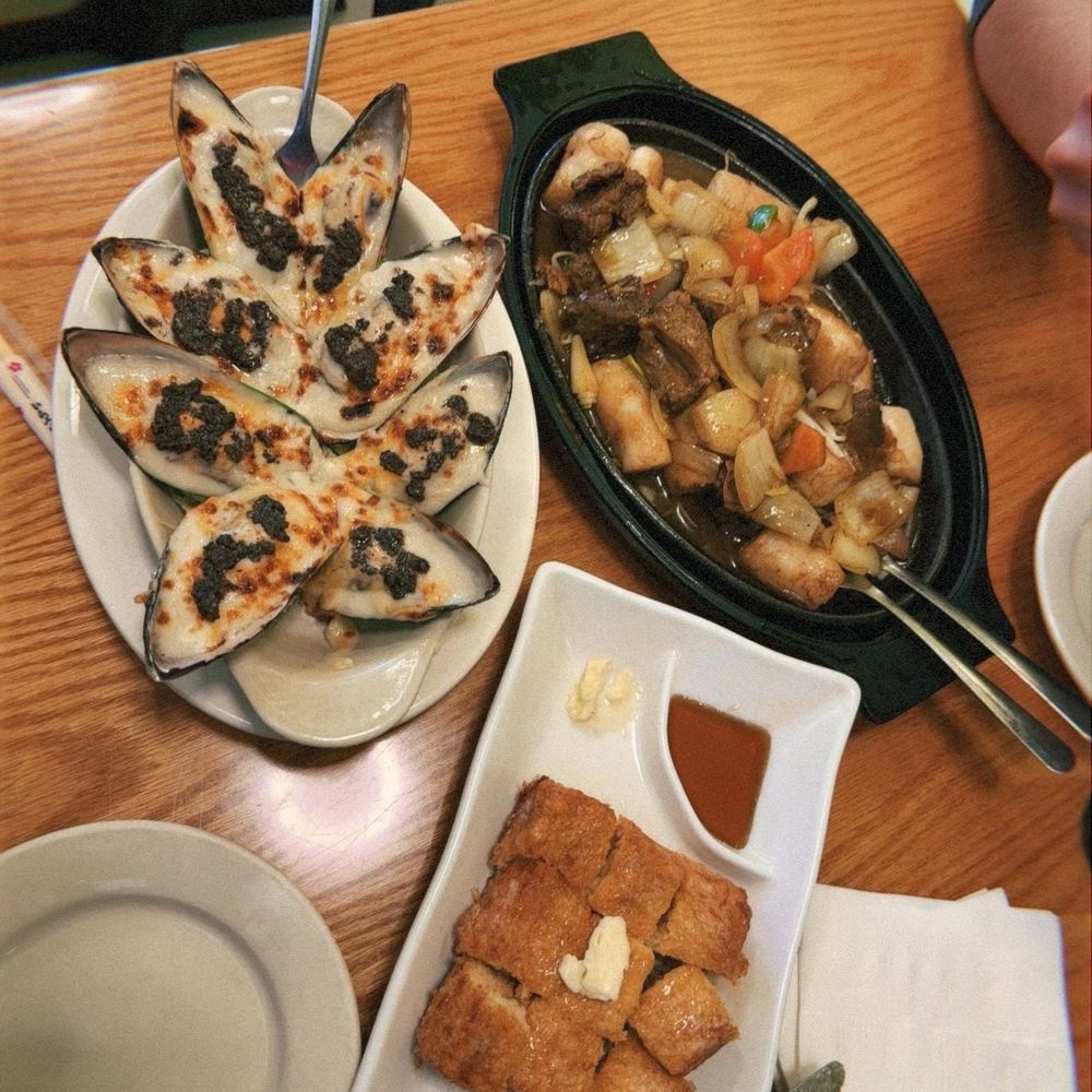 curry beef brisket over rice noodles on sizzling platter; Baked mussel with truffles; hk style peanut butter french toast with butter