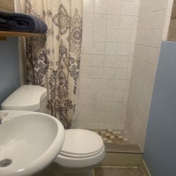Yolanda's - Clean bathroom in guest house