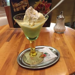Rialto - Eierlikörbecher ohne Sahne und Schokostreusel, nur Vanille- und Straciatella-Eis etwas fett aber lecker....