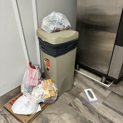 La Quinta Inn by Wyndham St. Louis Hazelwood - Airport North - The overflowing trash by our ice bin that sat there for entire stay of two days