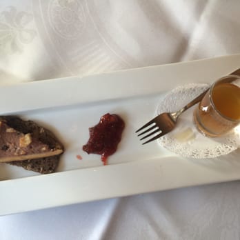 Hotel Tummers - De amuse van Route d'Amuse 2015: wildbouillon met paté en notenbrood met vijgenchutney. - Hotels Near Me - Valkenburg, LI