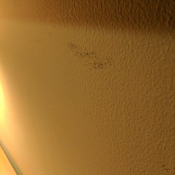 Courtyard by Marriott - Marked walls. - Hotels Near Me - Cancún, ROO