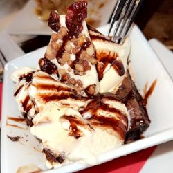 The Groove Steak And Lobster House - Amazing brownie a la mode