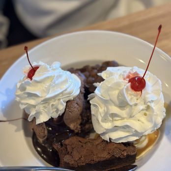 Silver Diner - Brownie Sunday - New American Near Me - National Harbor, Maryland