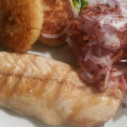Edi Restaurant Bar - Izgara balık, mısır unundan beyaz peynirli kroket ve kırmızı soğanlı domates salatası vede doyumsuz lezzet:))