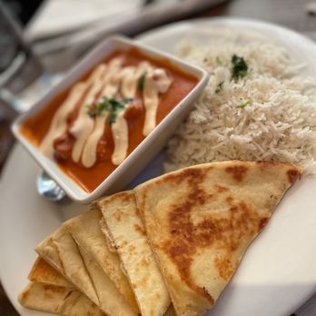 Elephant & Castle - Mantas Butter Chicken - Pubs Near Me - Chicago, Illinois
