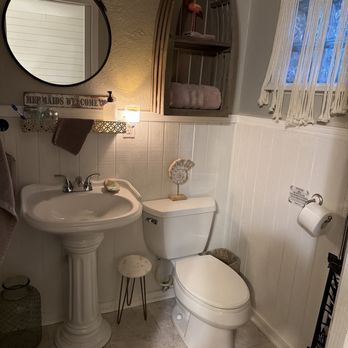 Roots Retreat - Bathroom - Hotels Near Me - Seymour, Texas Roots Retreat - Bathroom - Hotels Near Me - Seymour, Texas