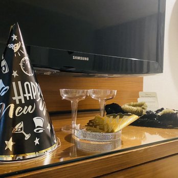 Pasadena Rose & Crown Hotel - Gifts from the hotel - Hotels Near Me - Pasadena, California Pasadena Rose & Crown Hotel - Gifts from the hotel - Hotels Near Me - Pasadena, California