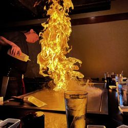 Nakato Japanese Restaurant - Chef Shawn performs and makes funny jokes