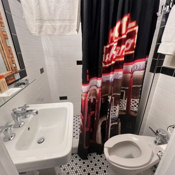 El Rancho Hotel - Double Queen Suite bathroom. Hopefully you are not large in the waist if staying here. - Hotels Near Me - Gallup, New Mexico
