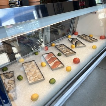 Big B’s Fish Joint - Fresh seafood in showcase window - Seafood Near Me - Atlanta, Georgia