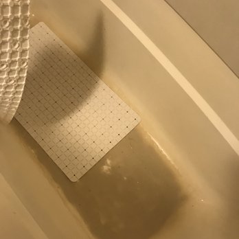 Motel 6 - There is no reason the bath tub should look like this. What is that stain? Did they kill somebody in this room? - Hotels Near Me - Glendale, Wisconsin